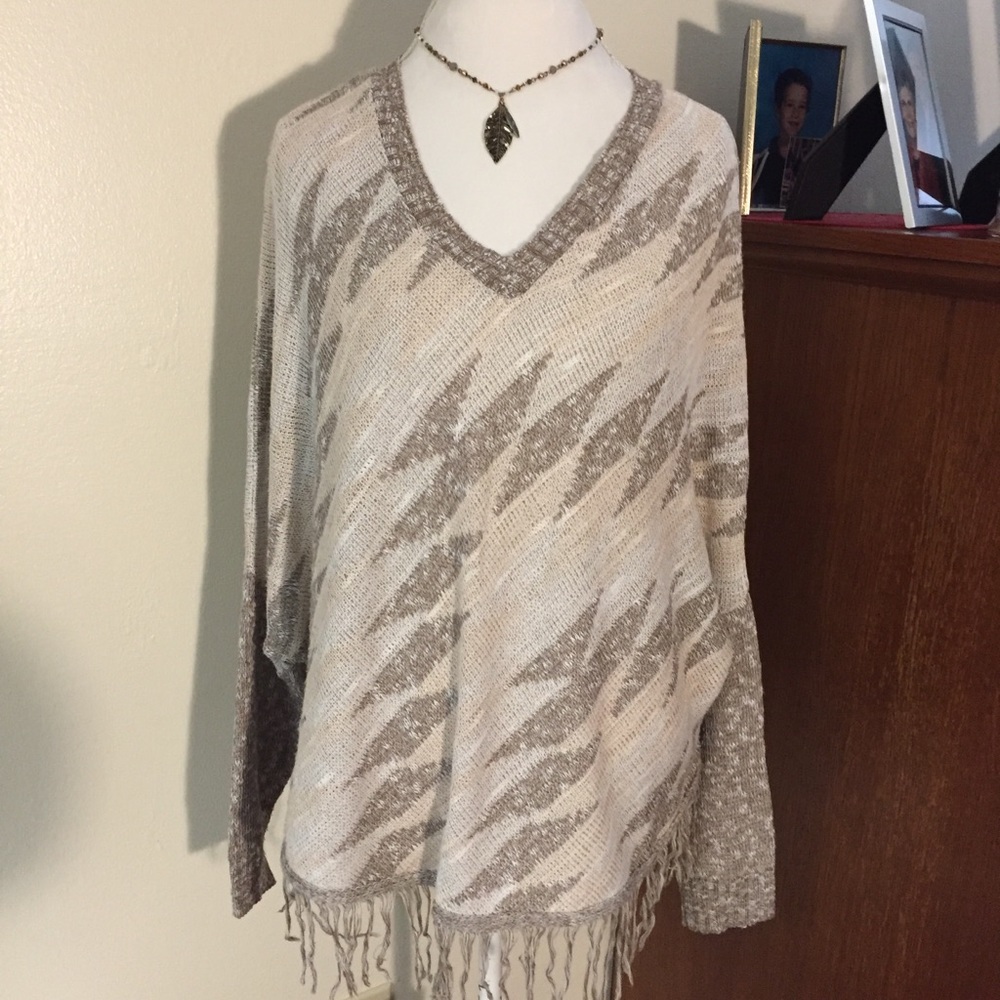 Women’s Patterned V-Neck Sweater with Fringe, XL.
